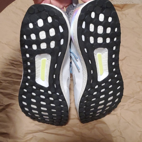 adidas Ultra Boost Mid - Picture 5 of 6